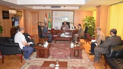 محافظ الفيوم يبحث تطوير الخدمات الحكومية مع المشرف العام للمحليات
