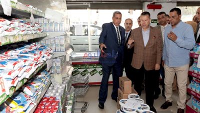 محافظ بني سويف يتفقد المجمعات الإستهلاكية للإطمئنان على مستوى الخدمات وتوافر السلع