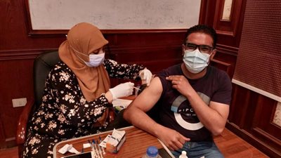 بالصور | تطعيم 517 من أعضاء هيئة التدريس والهيئة المعاونة والعاملين بتجارة عين شمس في يومين