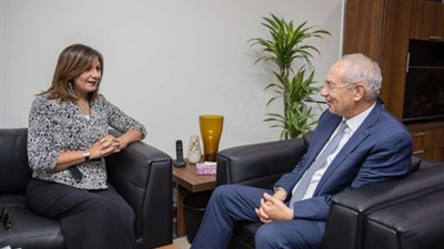 وزيرة الهجرة تلتقي رئيس المنطقة الاقتصادية لقناة السويس