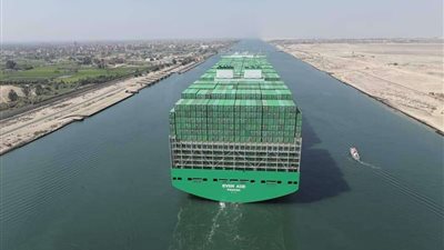 بالصور | أكبر سفينة حاويات في العالم.. قناة السويس تشهد عبور 