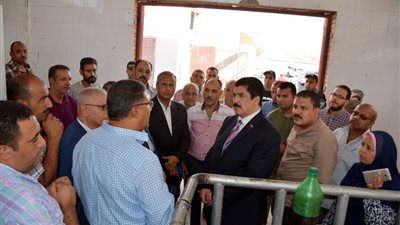 محافظ القليوبية يتفقد محطة صرف صحي 