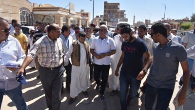 محافظ مطروح يتابع تركيب الوصلات المنزلية للصرف الصحى  بالشارع الرئيسى بالضبعة