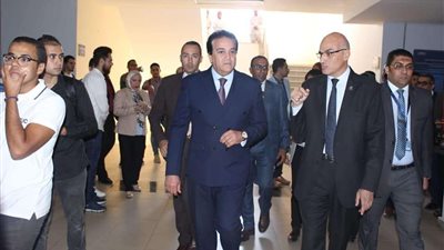 بالصور.. وزير التعليم العالي يتفقد جامعة بدر
