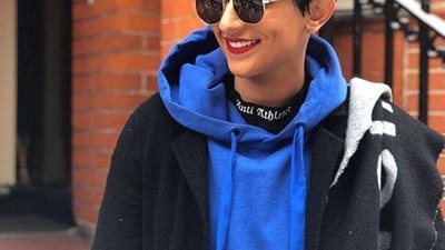 فنانة شهيرة تستهزأ بأحد متابعيها على مواقع التواصل بسبب قميصها