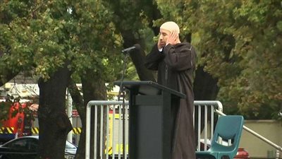 شاهد| مؤذن يثير جدلا واسعا بسبب ارتدائه شورت في الكويت