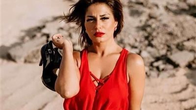 على طريقة غادة عادل.. منة فضالي تثير الجدل بأحدث جلسة تصوير لها (صور)