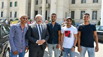 بالصور.. رئيس جامعة القاهرة يجري جولة تفقدية داخل كليات الحرم الجامعي