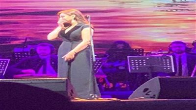 أحمد جمال ينشر صورة مع الفنانة أنغام من حفلها الأخير بالمنارة