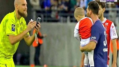 رغم خسارة فريقه.. حارس ريمس يطلب من ميسي التقاط صورة مع نجله الصغير