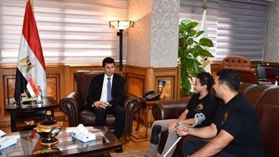وزير الرياضة يكرم محارب السرطان محمود سامح بطل الفروسية