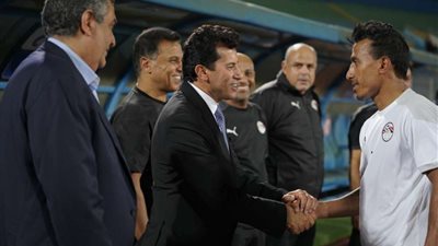 وزير الرياضة ومجاهد يحضران مران المنتخب في الدفاع الجوي