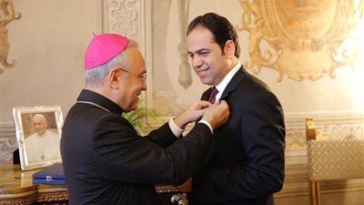 محمد عبد السلام أول مسلم عربي يُتوج بأرفع الأوسمة الممنوحة من بابا الفاتيكان
