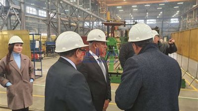 جولة وزير النقل بمصنع ترانسماش لجرارات السكك الحديدية (صور)