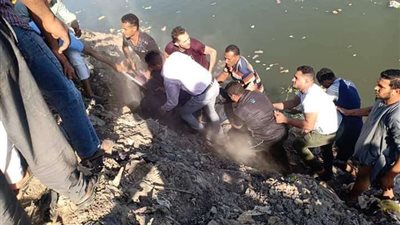 انتشال جثة شاب  لقى مصرعه غرقاَ بمركز ديروط في أسيوط