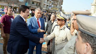 محافظ القليوبية يضع أكليلا من الزهور على قبر الجندي المجهول