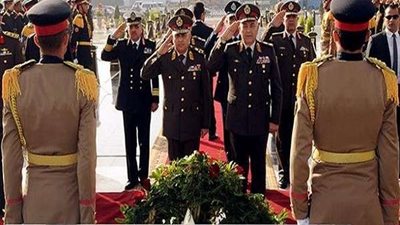 قائد الجيش الثاني يضع إكليل من الزهور على قبر الجندي المجهول