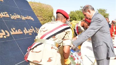 محافظ أسيوط يضع إكليل الزهور على قبر الجندي المجهول بذكرى انتصارات أكتوبر
