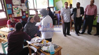 الكشف وتوفير العلاج بالمجان لـ 2900 حالة في بني سويف بالقافلة الطبية بـ