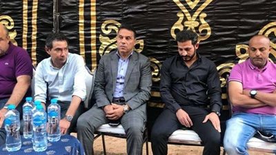 جهاز منتخب مصر يؤدي واجب العزاء في والد سيد معوض بالفيوم