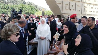 بالصور.. جيهان السادات تزور النصب التذكاري بمدينة نصر