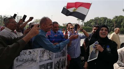 بالصور.. المواطنون يتوافدون على النصب التذكاري احتفالاً بذكرى نصر أكتوبر