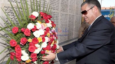 محافظ بني سويف يضع إكليل الزهور على النصب التذكاري بمناسبة ذكرى حرب أكتوبر