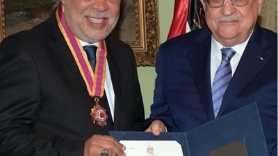 أشرف زكي يحصل على وسام الثقافة والعلوم والفنون الفلسطيني