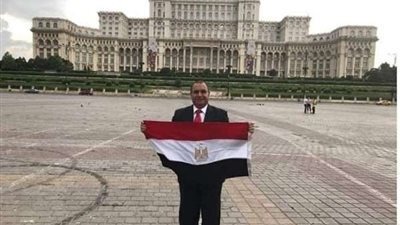 احتفالا بـ6 أكتوبر.. رفع العلم المصري أمام قصر الشعب برومانيا