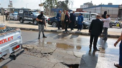 محافظ الدقهلية يتفقد كسر خط مياه على طريق 