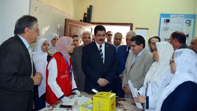 محافظ القليوبية يتفقد حملة الكشف المبكر عن فيروس سي لطلاب المرحلة الإعدادية