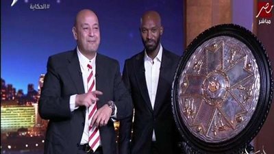 شيكابالا  بدرع الدوري المصري مع الإعلامي عمرو أديب