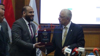بالصور.. وزير التعليم يكرم مجموعة من المدرسين المتميزين
