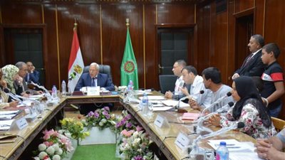 محافظ الدقهلية يوجه بصرف مساعدات مالية فورية وتوفير فرص عمل