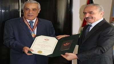 بالصور.. رئيس الوزراء الفلسطيني يمنح وسام نجمة القدس للسفير محمد العرباوي