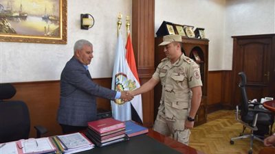 المستشار العسكري يهنئ محافظ مطروح بذكرى انتصارات أكتوبر