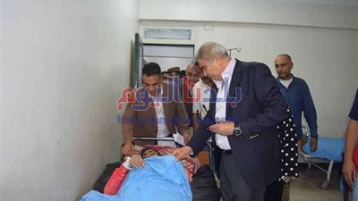 محافظ المنيا يتابع حالة المصابين في حادث انقلاب سيارة ربع نقل