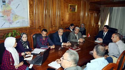 محافظ القليوبية يناقش تجربة معالجة المياه الرمادية وإعادة استخدامها