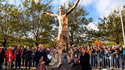 السويد تكشف النقاب عن تمثال إبراهيموفيتش فى مسقط رأسه