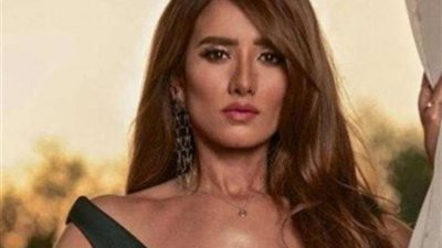 بكاش مايوه.. زينة تودع الصيف بجلسة تصوير على الشاطئ (صور)