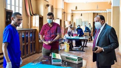 بالصور | رئيس جامعة بني سويف: تطعيم 5000 طالب ضد كورونا لليوم الثالث على التوالي