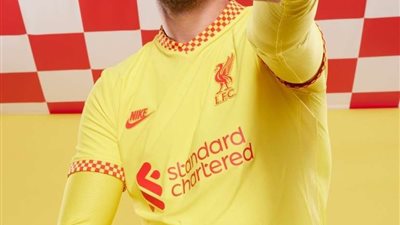 بالصور | مستوحاة من مدرج الكوب.. ليفربول يعلن عن قمصيه الثالث