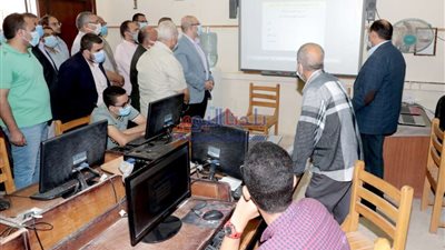 محافظ بني سويف يتفقد اختبارات الطلاب المتقدمين للمدرسة الفنية لمياه الشرب