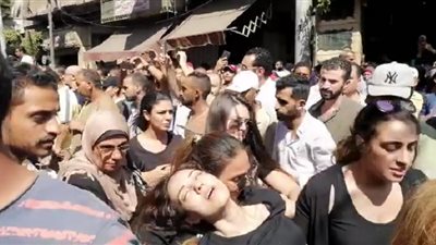 شاهد.. لحظة إغماء إيمي طلعت زكريا في جنازة والدها