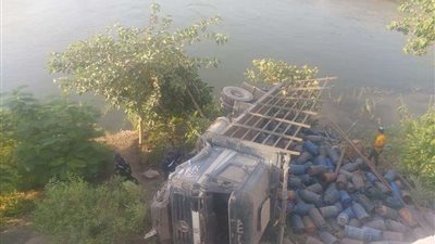 سقوط سيارة محملة بالأنابيب من أعلى مخرج كوبرى فيصل أمام جامعة أسيوط