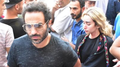 شاهد.. لحظة بكاء هنا الزاهد أثناء تشييع جثمان طلعت زكريا