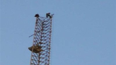 كلاكيت ثالث مرة.. القصة الكاملة لـ محاولة انتحار شاب من أعلى برج شبكة المحمول بكفر الدوار (فيديو وصور)