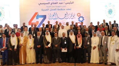 دروع لـ وزير القوى العاملة ومدير العمل العربية في ختام مؤتمر العمل العربي