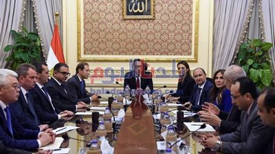رئيس الوزراء يلتقي وزير الصناعة الروسي (صور)