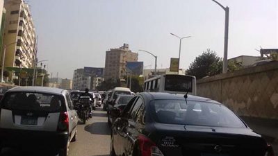 شلل مروري بطريق الأوتوستراد بعد تعطل سيارة نقل